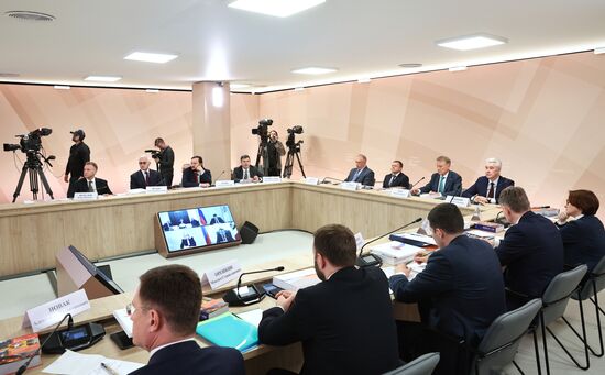 Президент Владимир Путин провел заседание наблюдательного совета АСИ