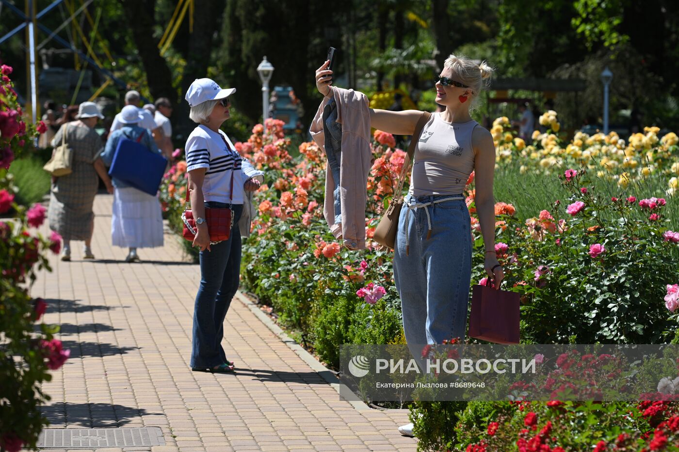 В Сочи в парке "Ривьера" зацвели розы