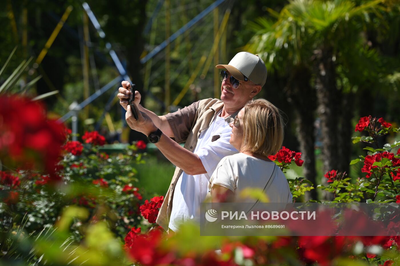 В Сочи в парке "Ривьера" зацвели розы