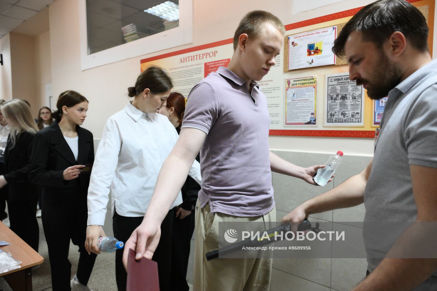 Сдача первого ЕГЭ в школах России