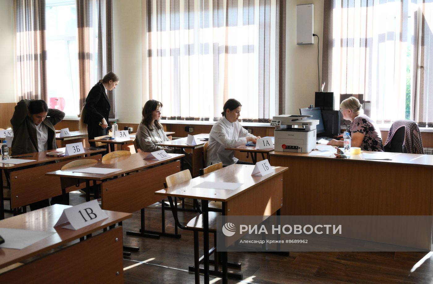 Сдача первого ЕГЭ в школах России