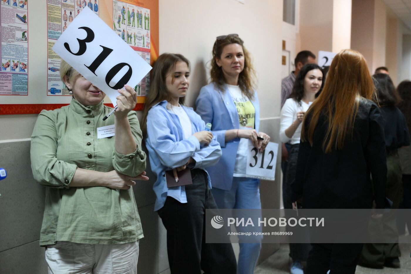 Сдача первого ЕГЭ в школах России