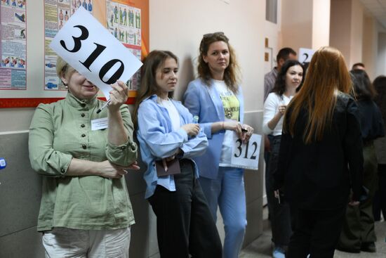 Сдача первого ЕГЭ в школах России
