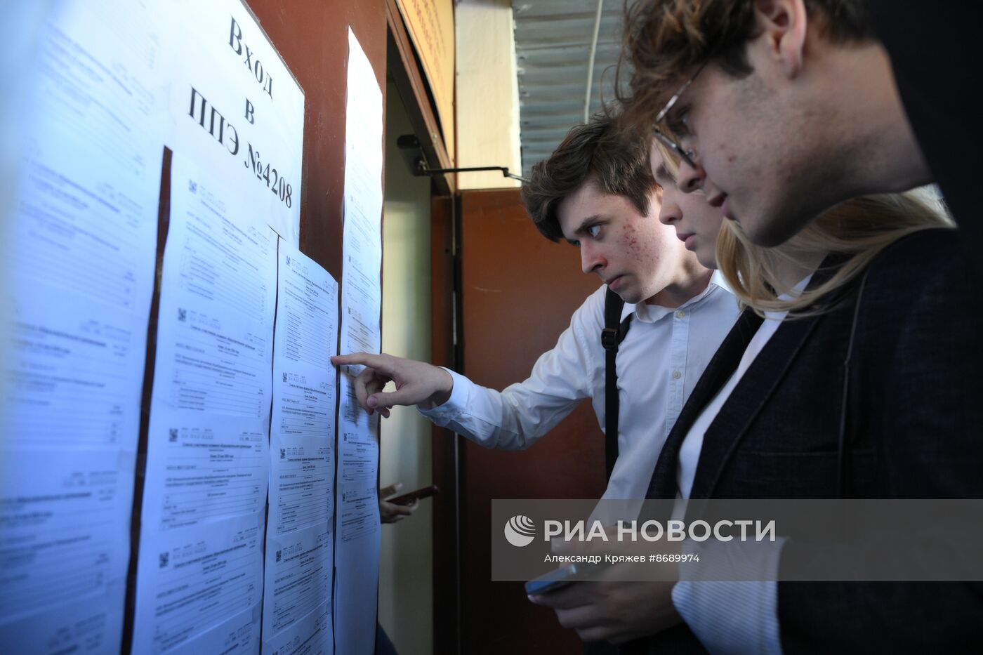 Сдача первого ЕГЭ в школах России
