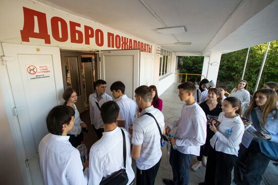 Сдача первого ЕГЭ в школах России