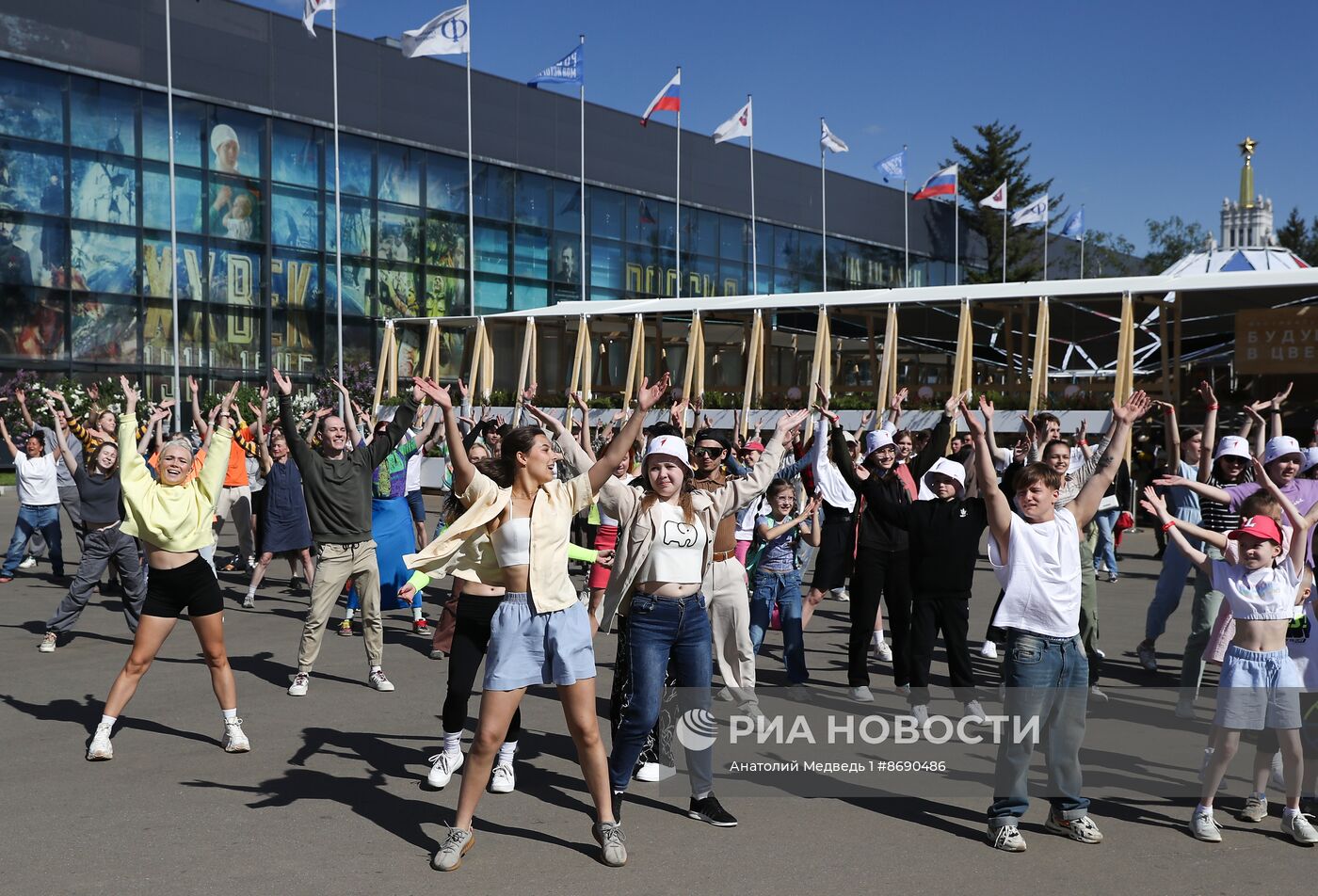 Выставка "Россия". Флешмоб "Прекрасное далеко"