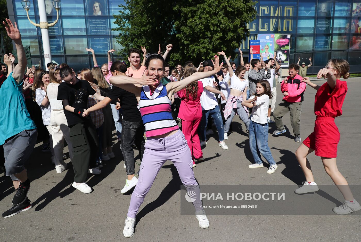 Выставка "Россия". Флешмоб "Прекрасное далеко"