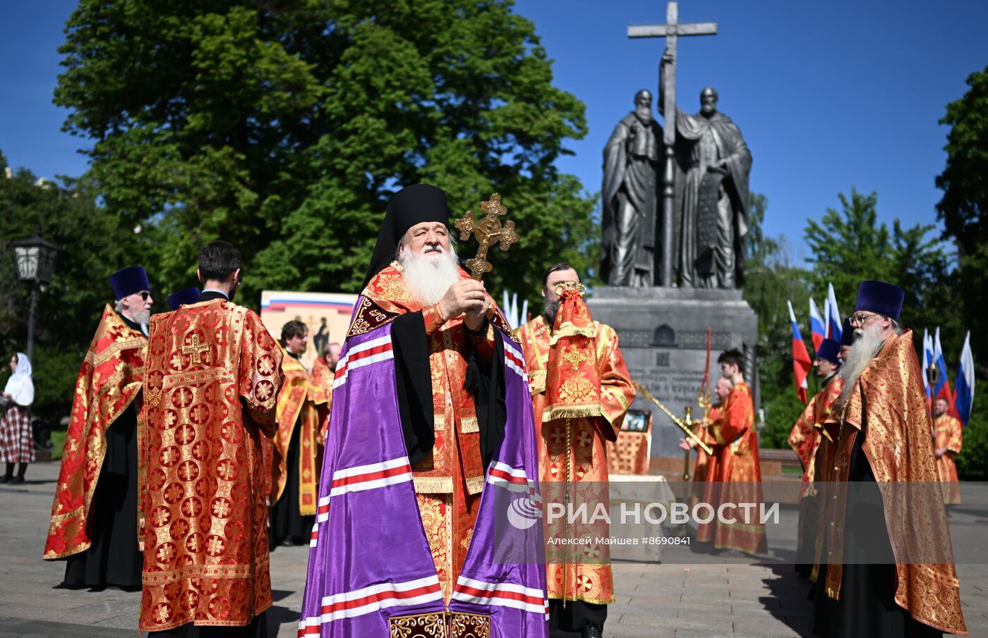 Молебен у памятника равноапостольным Кириллу и Мефодию в Москве