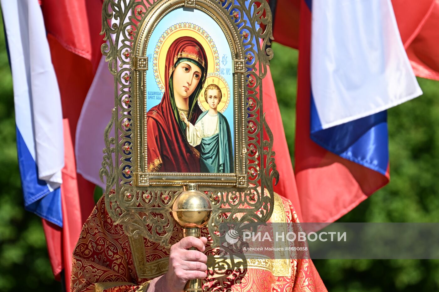 Молебен у памятника равноапостольным Кириллу и Мефодию в Москве