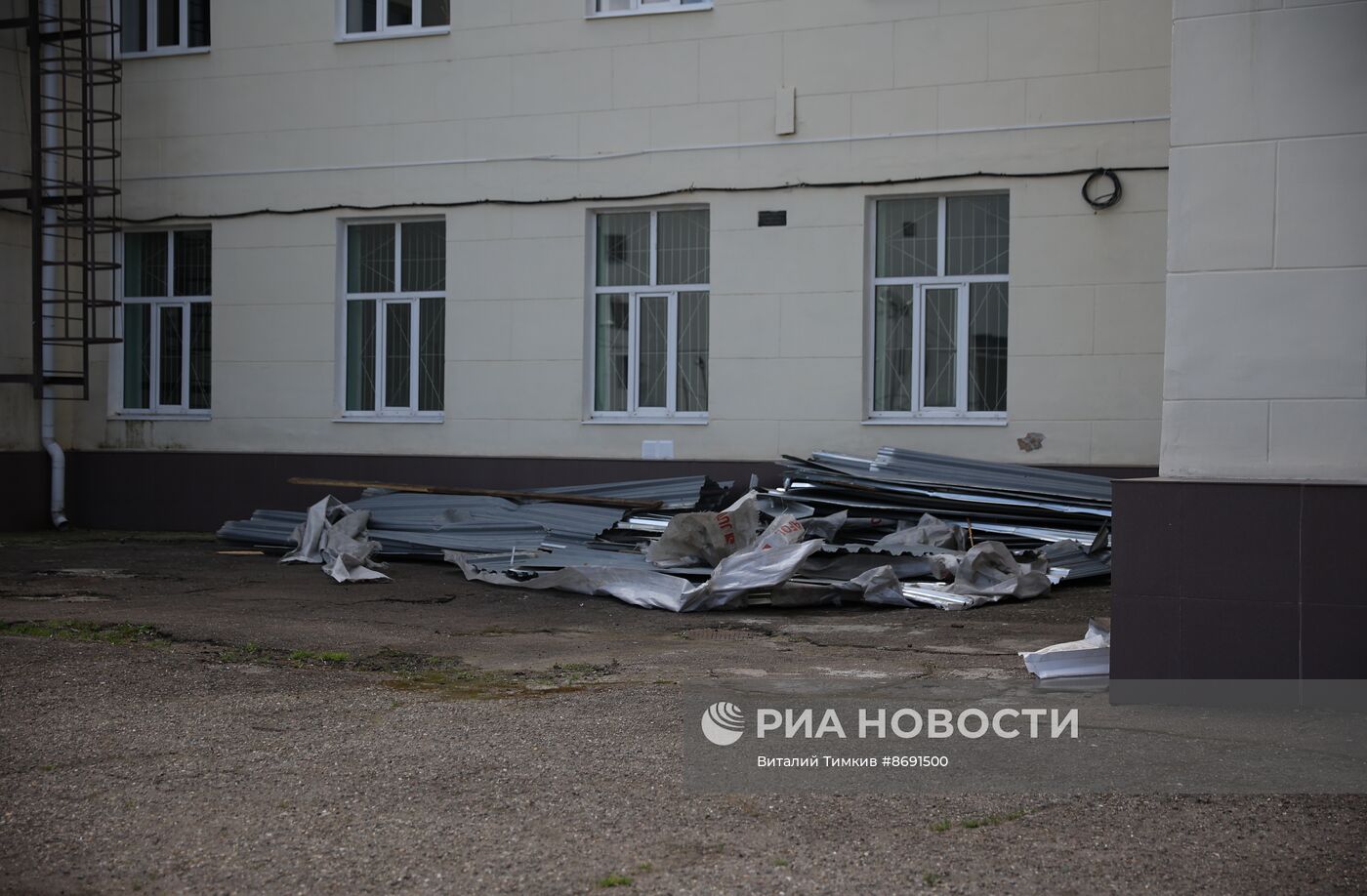 Ветер снес часть крыши школы в Краснодаре