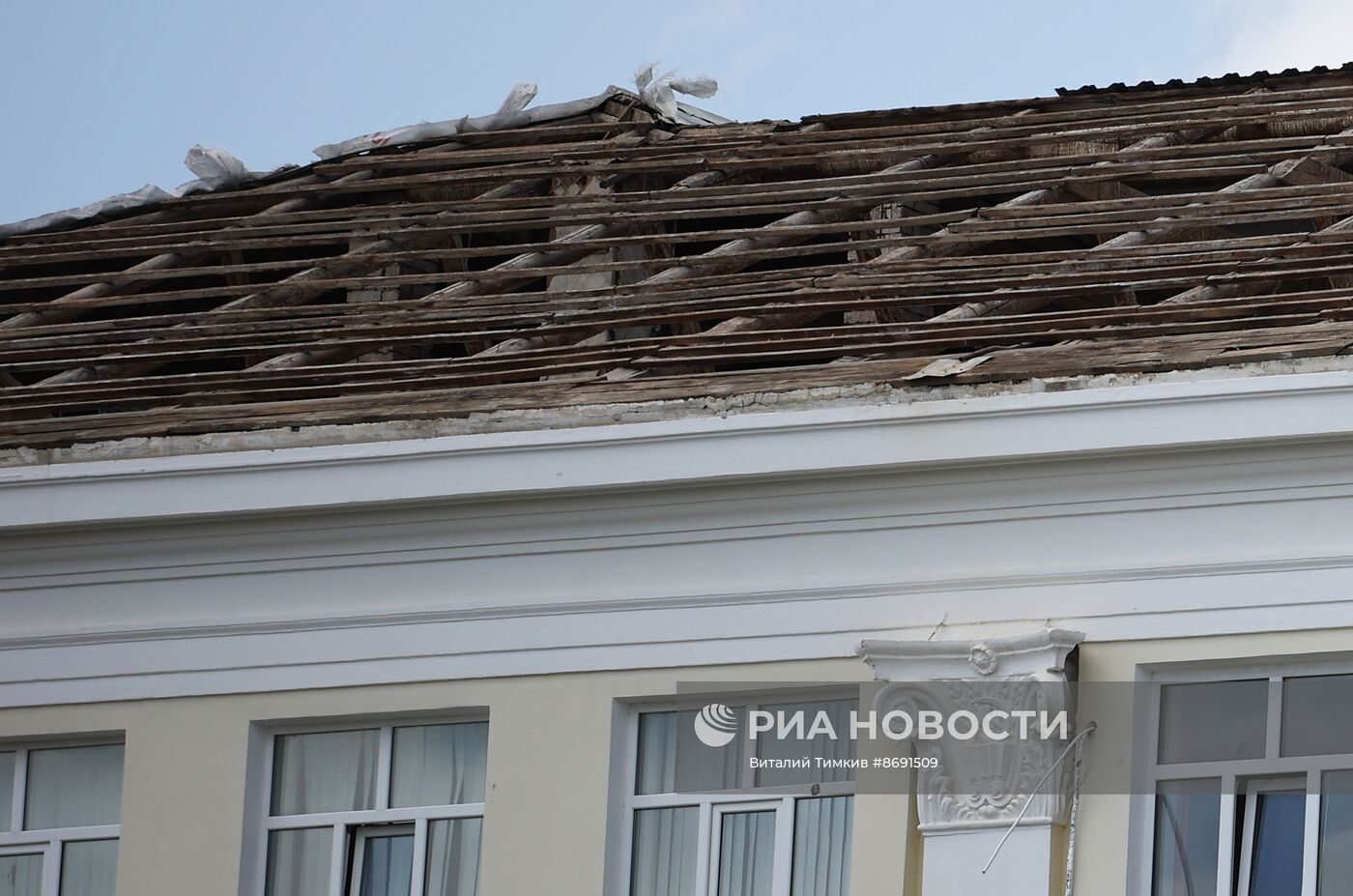 Ветер снес часть крыши школы в Краснодаре