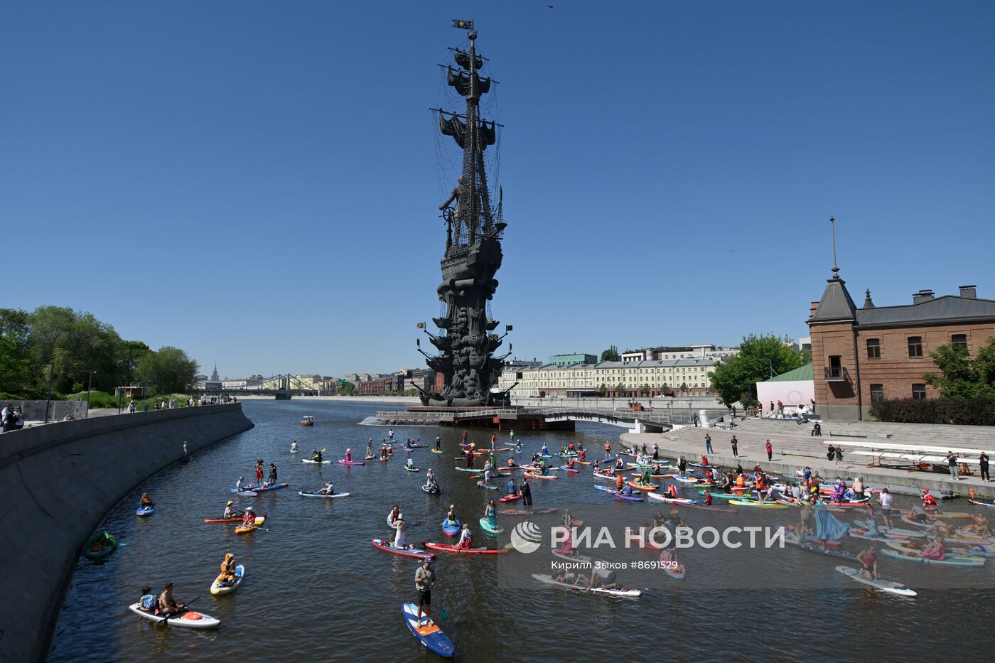 Костюмированная сап-регата в Москве