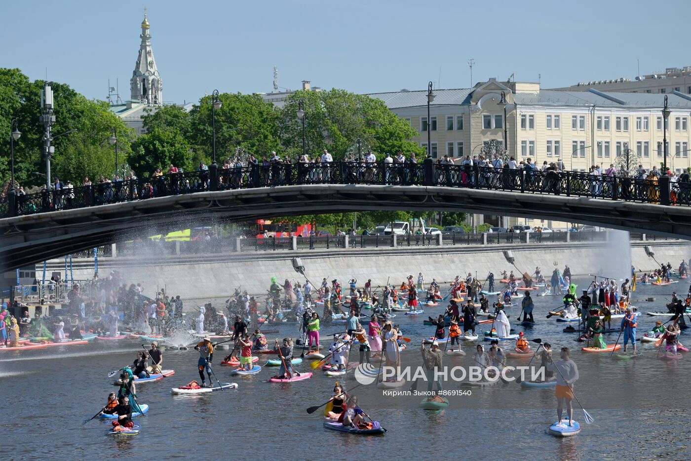 Костюмированная сап-регата в Москве