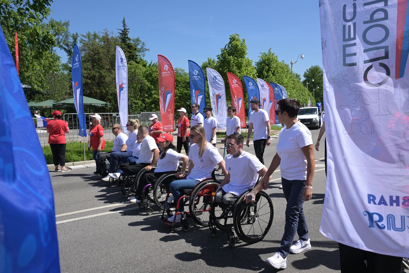 Выставка "Россия". Спортивное шествие, посвященное 105-летию первого парада на Красной площади