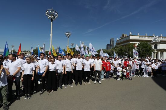 Выставка "Россия". Спортивное шествие, посвященное 105-летию первого парада на Красной площади