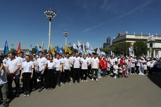 Выставка "Россия". Спортивное шествие, посвященное 105-летию первого парада на Красной площади