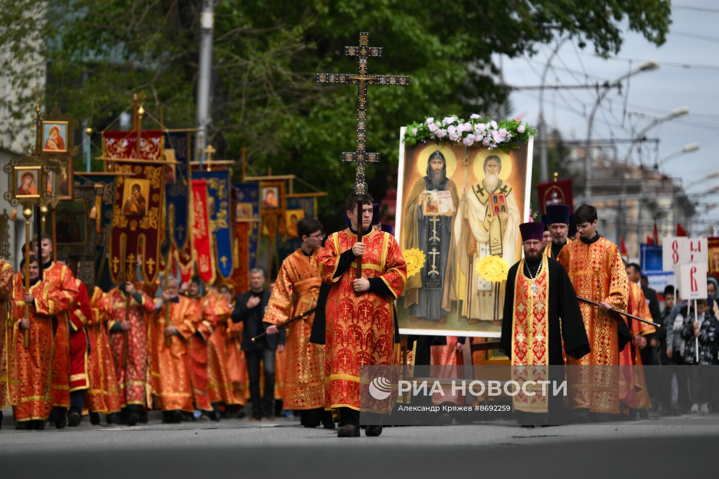 Крестный ход в честь Дня славянской письменности и культуры в Новосибирске