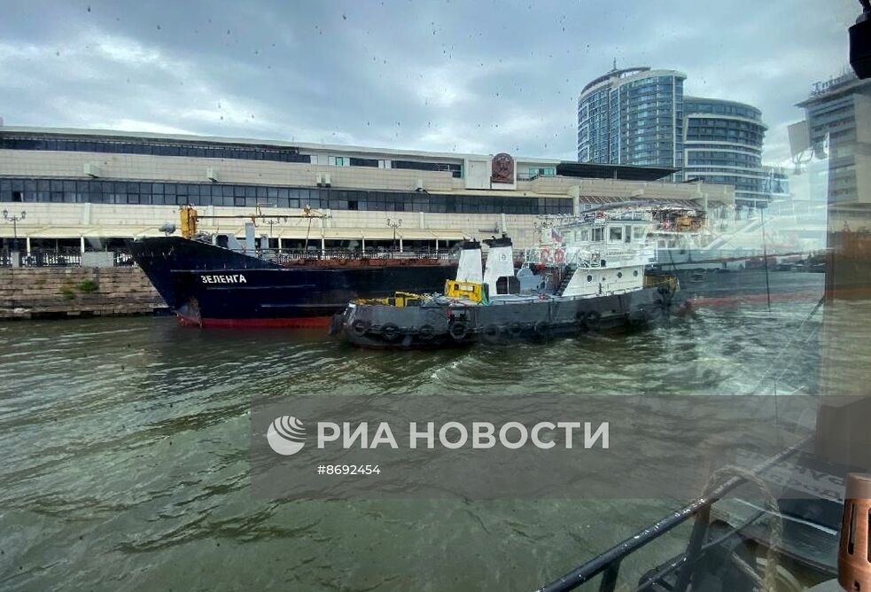 Сухогруз "Зеленга" столкнулся с опорой моста в Ростове-на-Дону