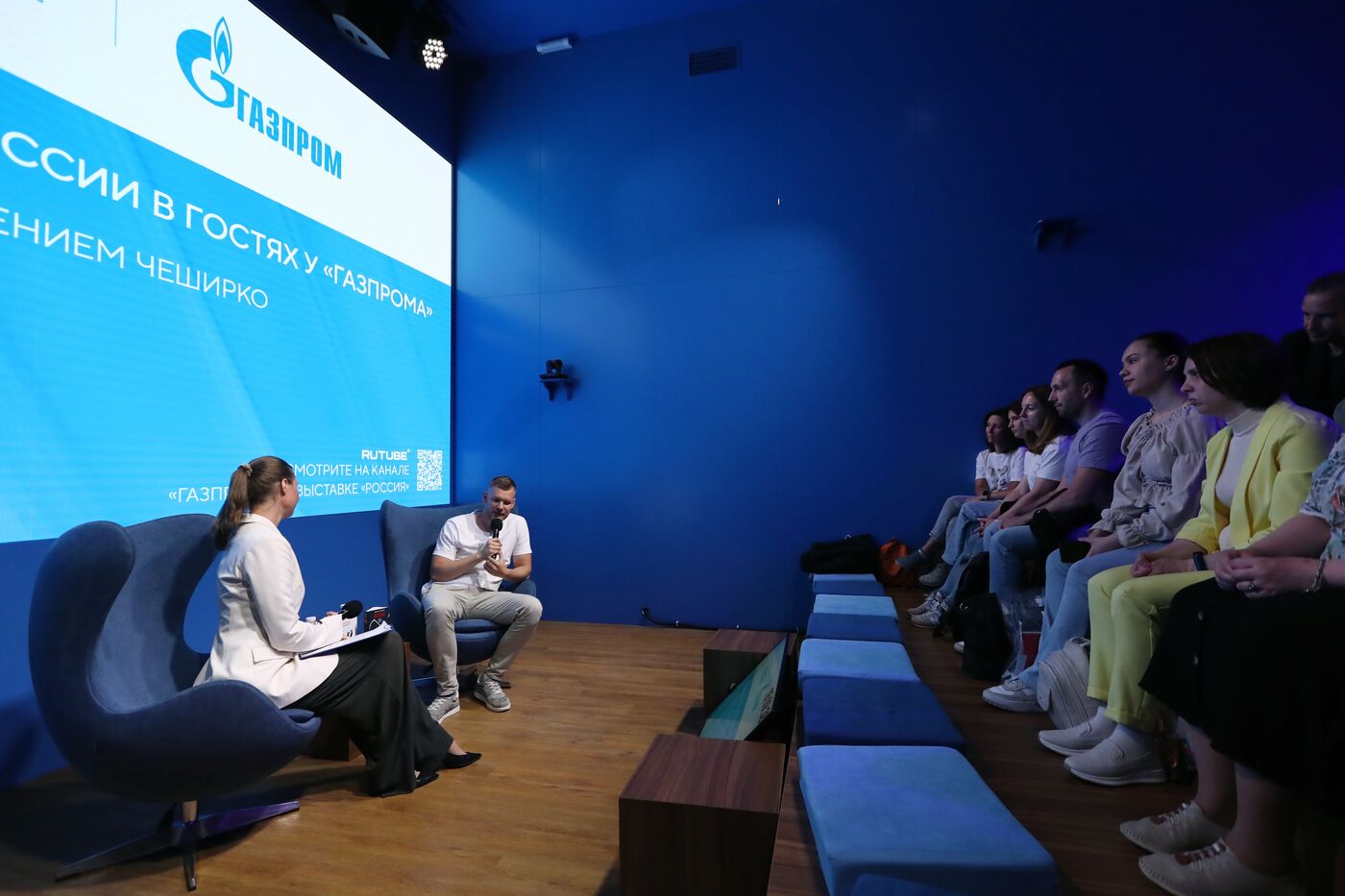 Выставка "Россия". Творческая встреча с писателем Евгением ЧеширКо