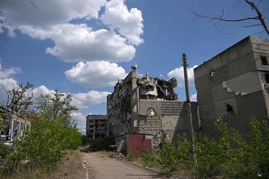 Пострадавший в ходе боевых действий поселок Тошковка в ЛНР