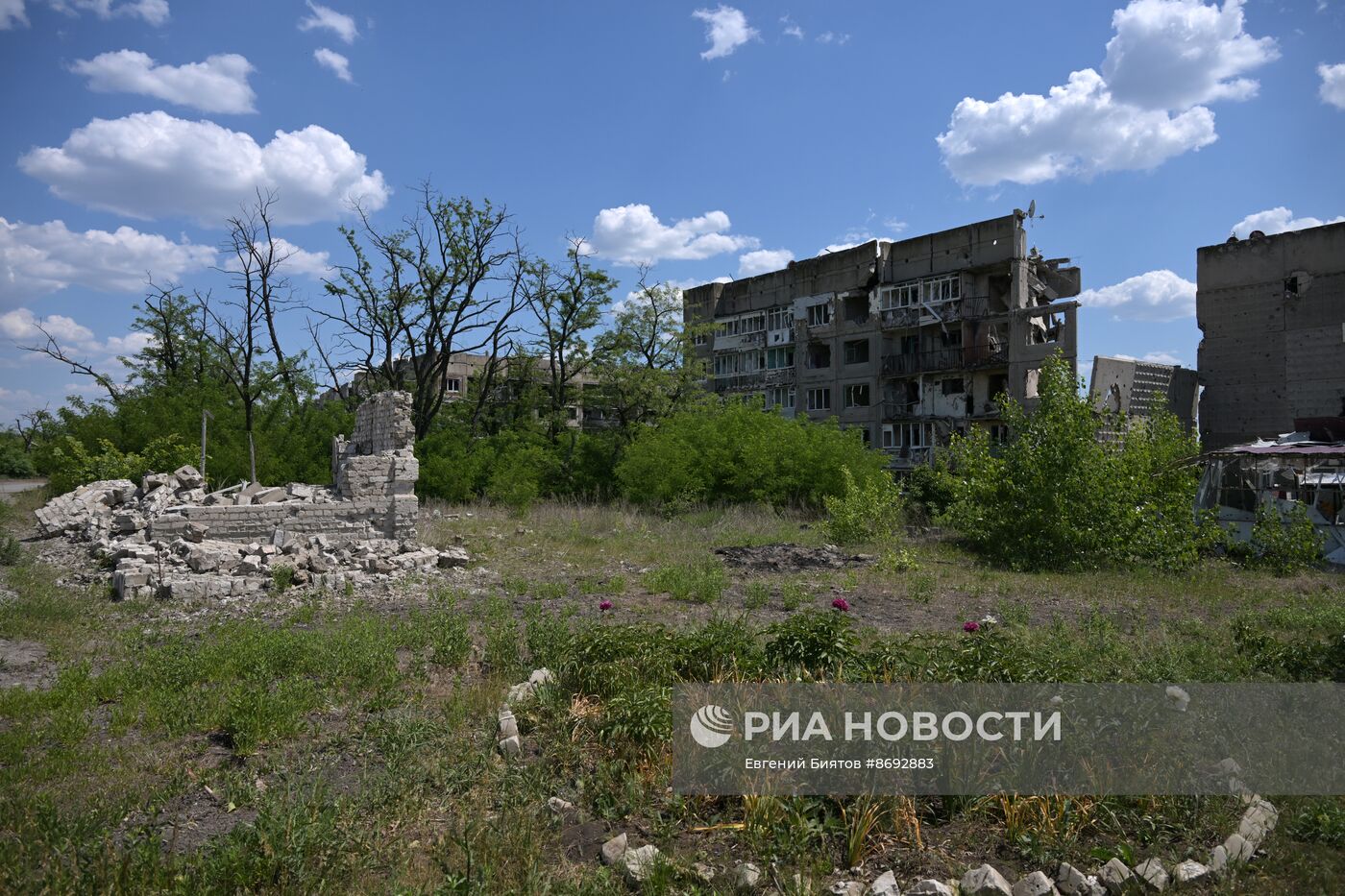 Пострадавший в ходе боевых действий поселок Тошковка в ЛНР