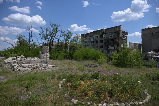 Пострадавший в ходе боевых действий поселок Тошковка в ЛНР