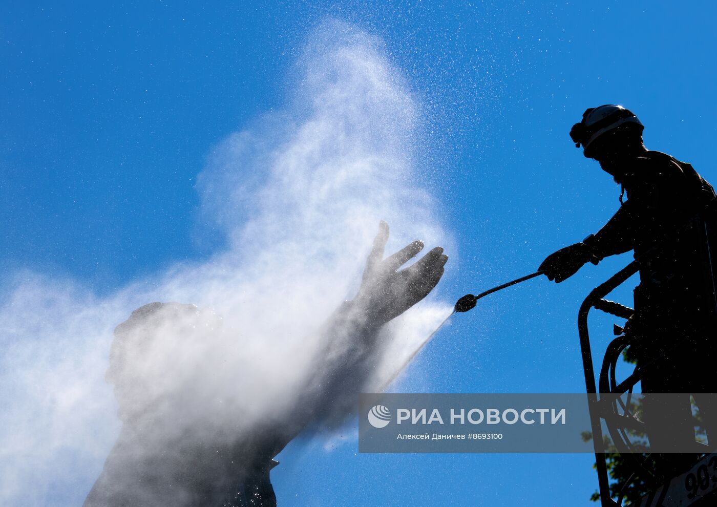 В Санкт-Петербурге помыли памятник А. С. Пушкину