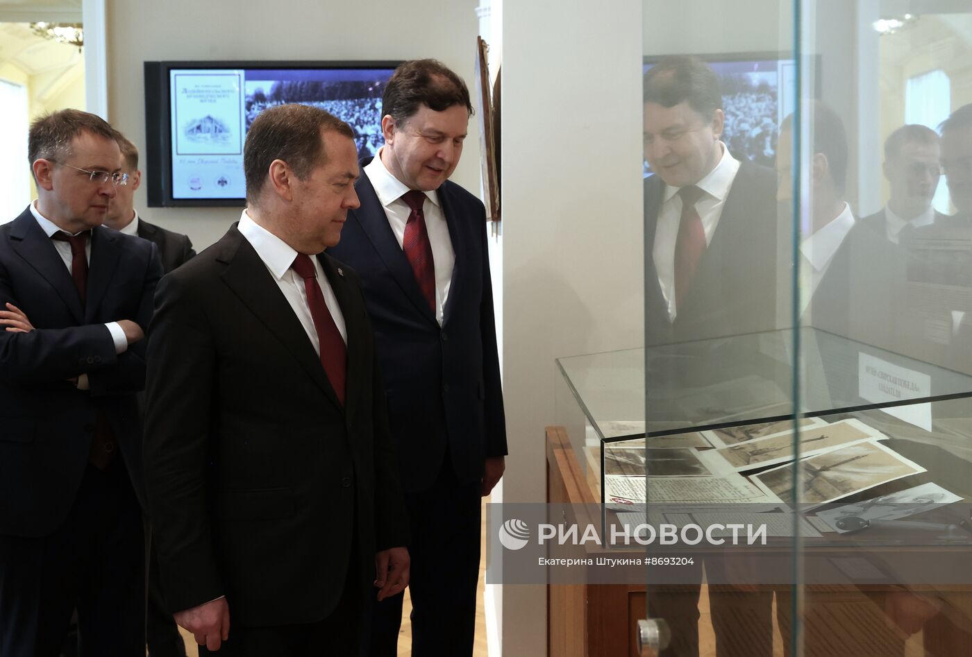 Рабочая поездка заместителя председателя Совбеза РФ Д. Медведева в Северо-Западный федеральный округ