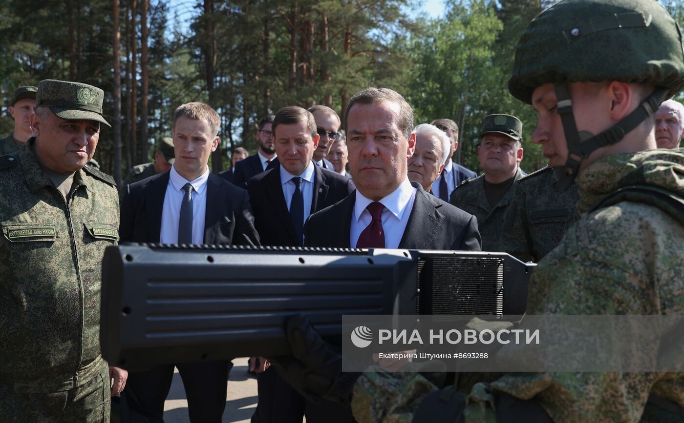 Рабочая поездка заместителя председателя Совбеза РФ Д. Медведева в Северо-Западный федеральный округ