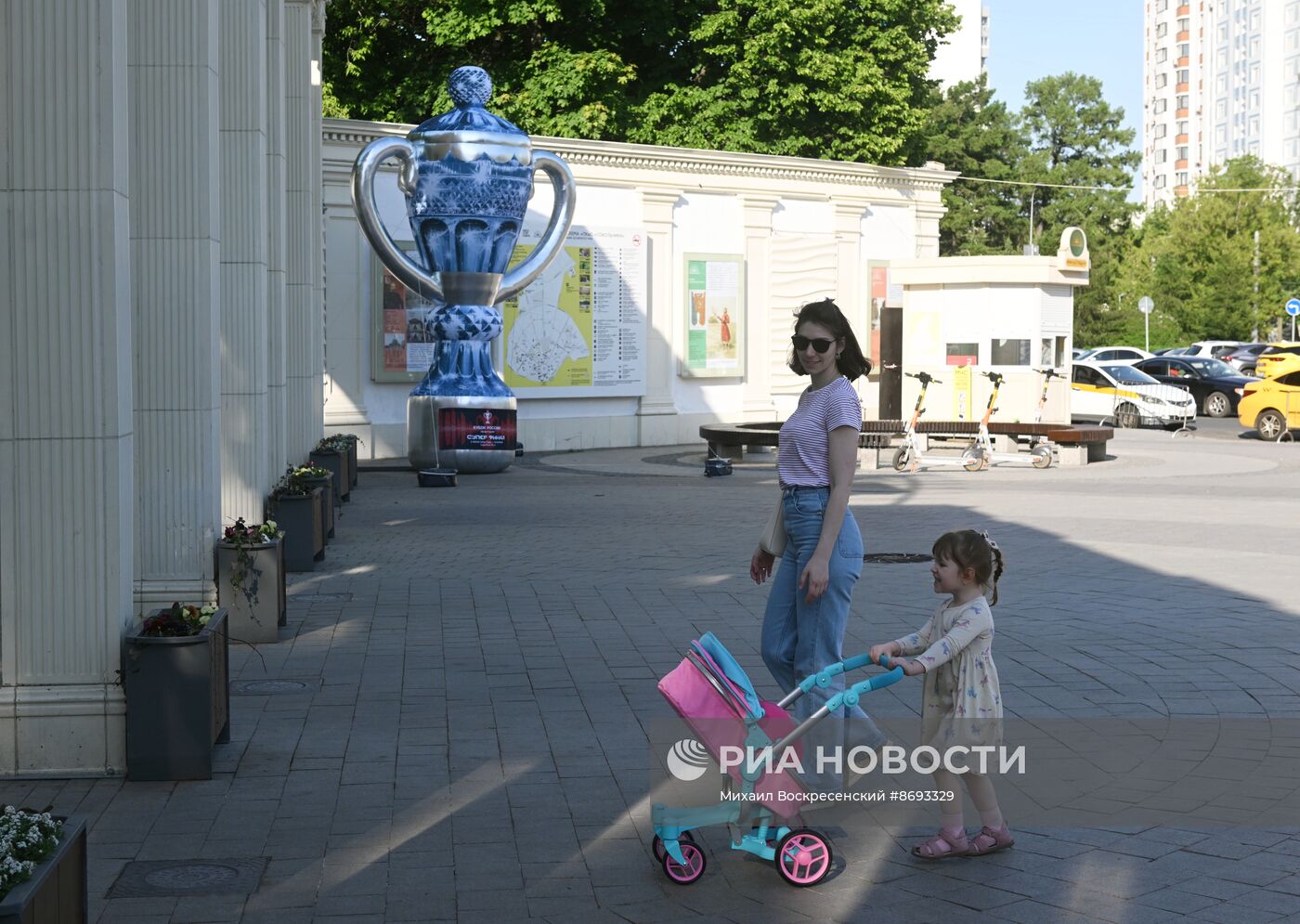 Копии кубка России по футболу установили в Москве