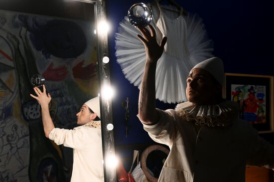 Выставка "В ожидании чуда. Посвящение Марку Шагалу"