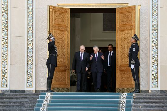 Президент Владимир Путин ответил на вопросы российских СМИ по итогам визита в Узбекистан