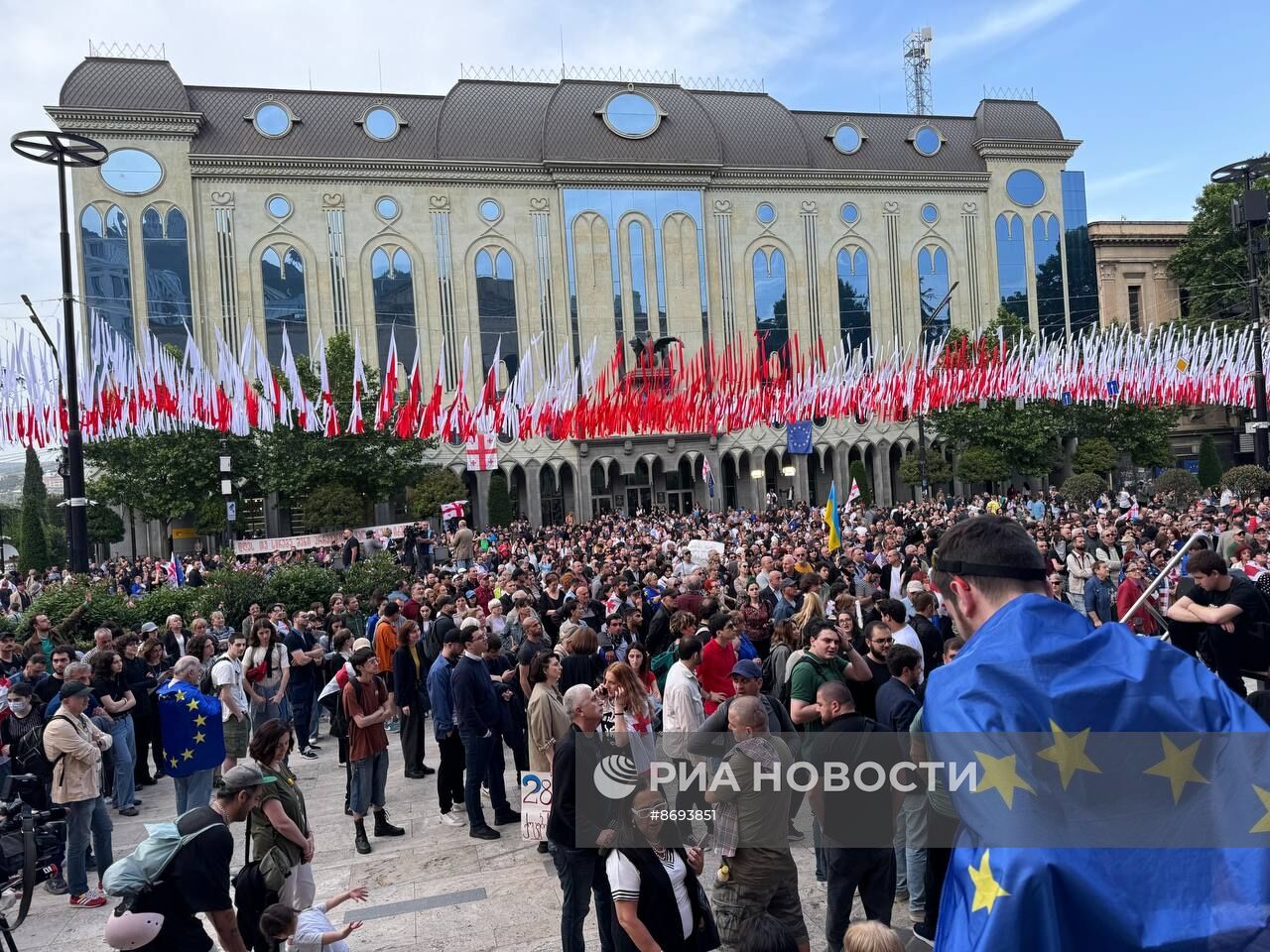 Акция протеста противников закона об иноагентах в Тбилиси