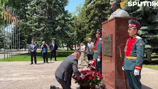 Алан Гаглоев возложил цветы к памятнику Торезу Кулумбегову