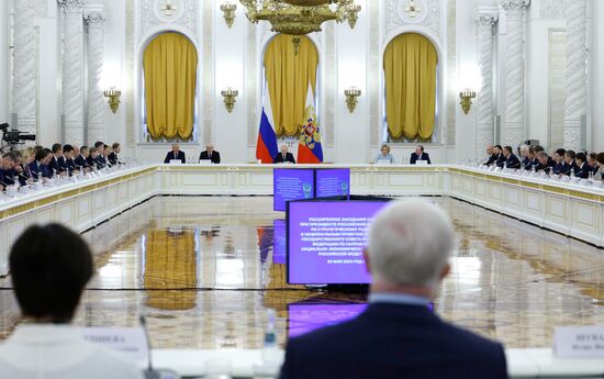 Президент Владимир Путин провел расширенное заседание Совета по стратегическому развитию и нацпроектам и комиссий Госсовета РФ