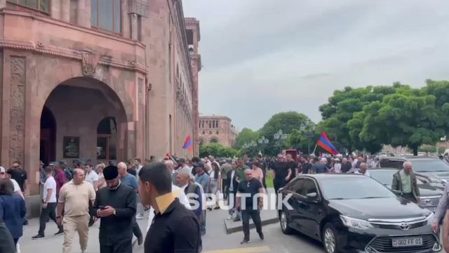 Протестующие обошли здание армянского правительства с другой стороны