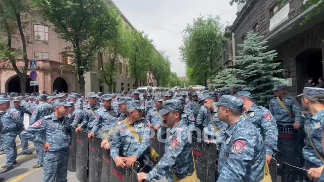 Дом правительства в Ереване оцеплен стражами порядка