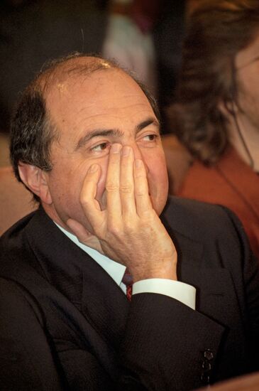 Подписание меморандума об объединении "ЮКОСа" и Сибнефти"