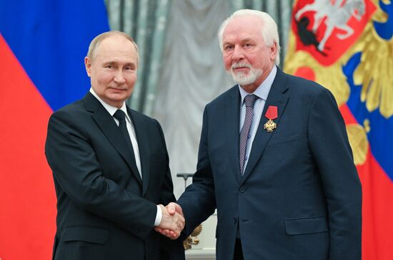 Президент Владимир Путин вручил высшие государственные награды РФ