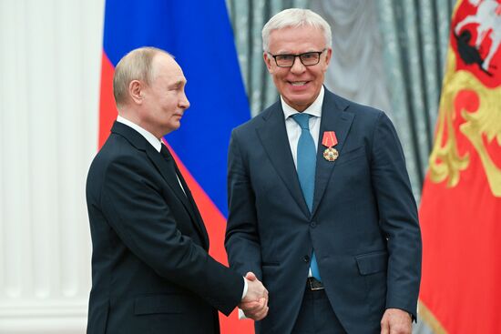 Президент Владимир Путин вручил высшие государственные награды РФ