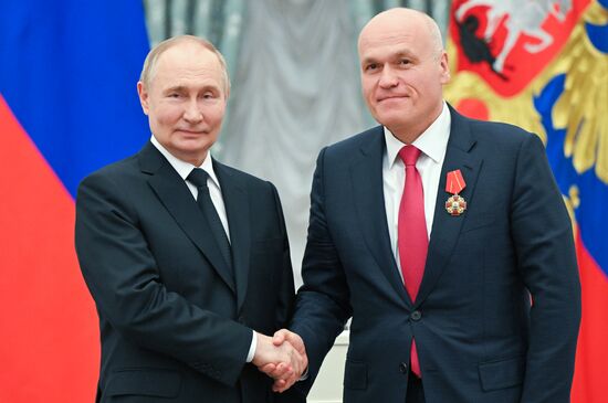 Президент Владимир Путин вручил высшие государственные награды РФ