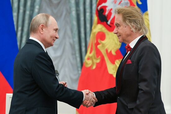 Президент Владимир Путин вручил высшие государственные награды РФ