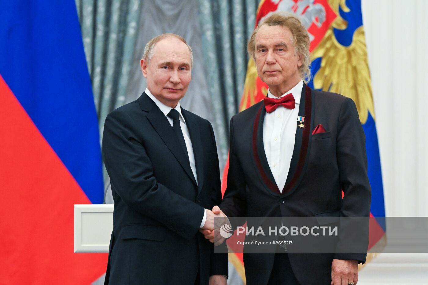 Президент Владимир Путин вручил высшие государственные награды РФ