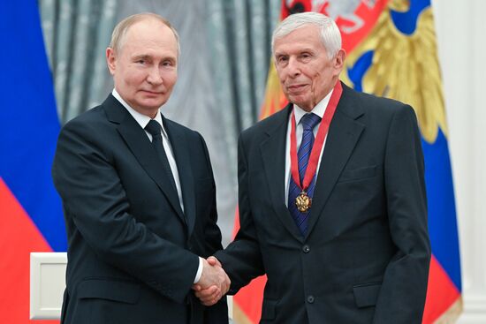 Президент Владимир Путин вручил высшие государственные награды РФ