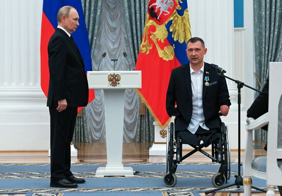 Президент Владимир Путин вручил высшие государственные награды РФ