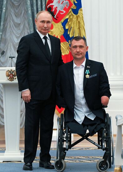 Президент Владимир Путин вручил высшие государственные награды РФ