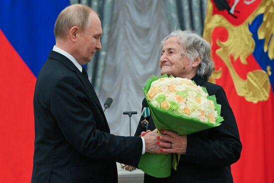 Президент Владимир Путин вручил высшие государственные награды РФ