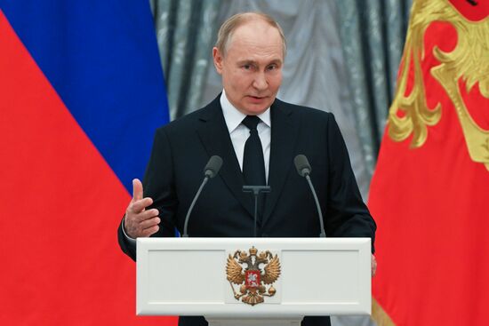 Президент Владимир Путин вручил высшие государственные награды РФ