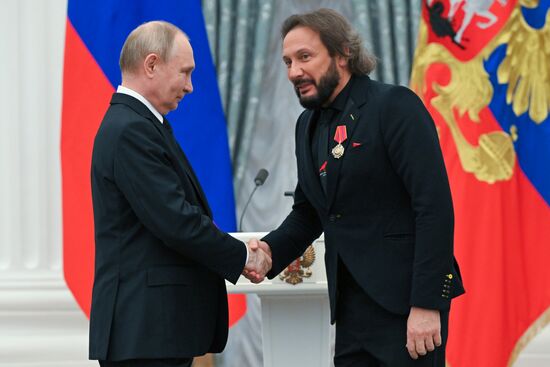 Президент Владимир Путин вручил высшие государственные награды РФ