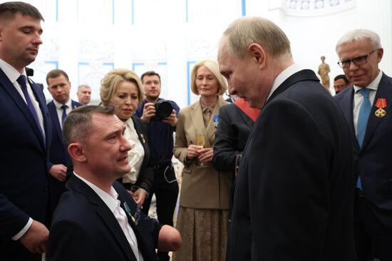 Президент Владимир Путин вручил высшие государственные награды РФ